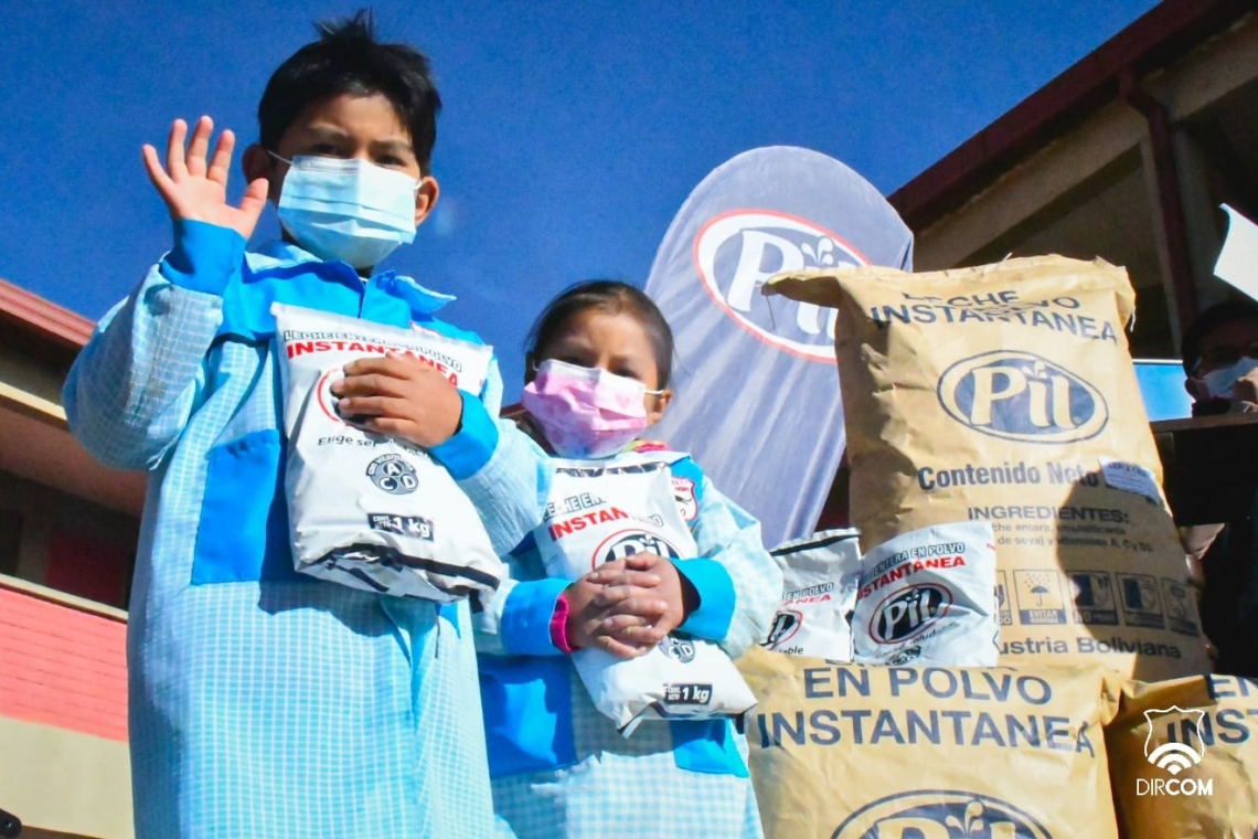 Se inició con la entrega del kilo de leche a los estudiantes de Oruro