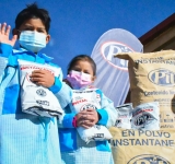 Se inició con la entrega del kilo de leche a los estudiantes de Oruro