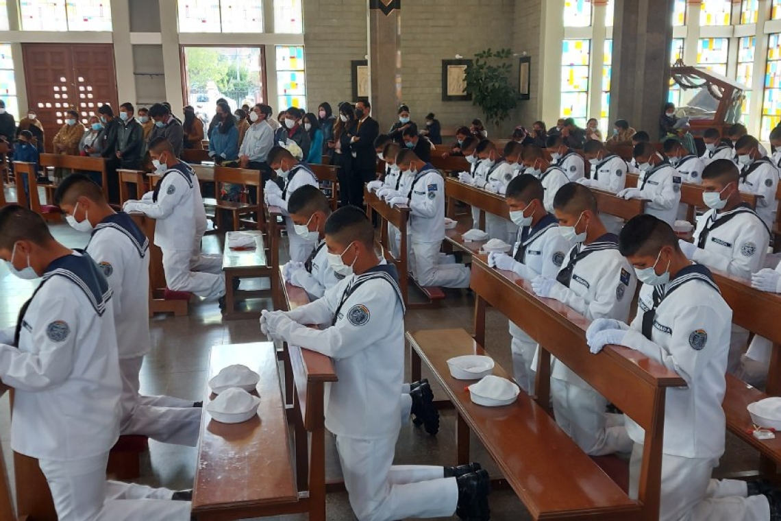 Marineros reciben sacramentos del Bautismo y Comunión en La Paz