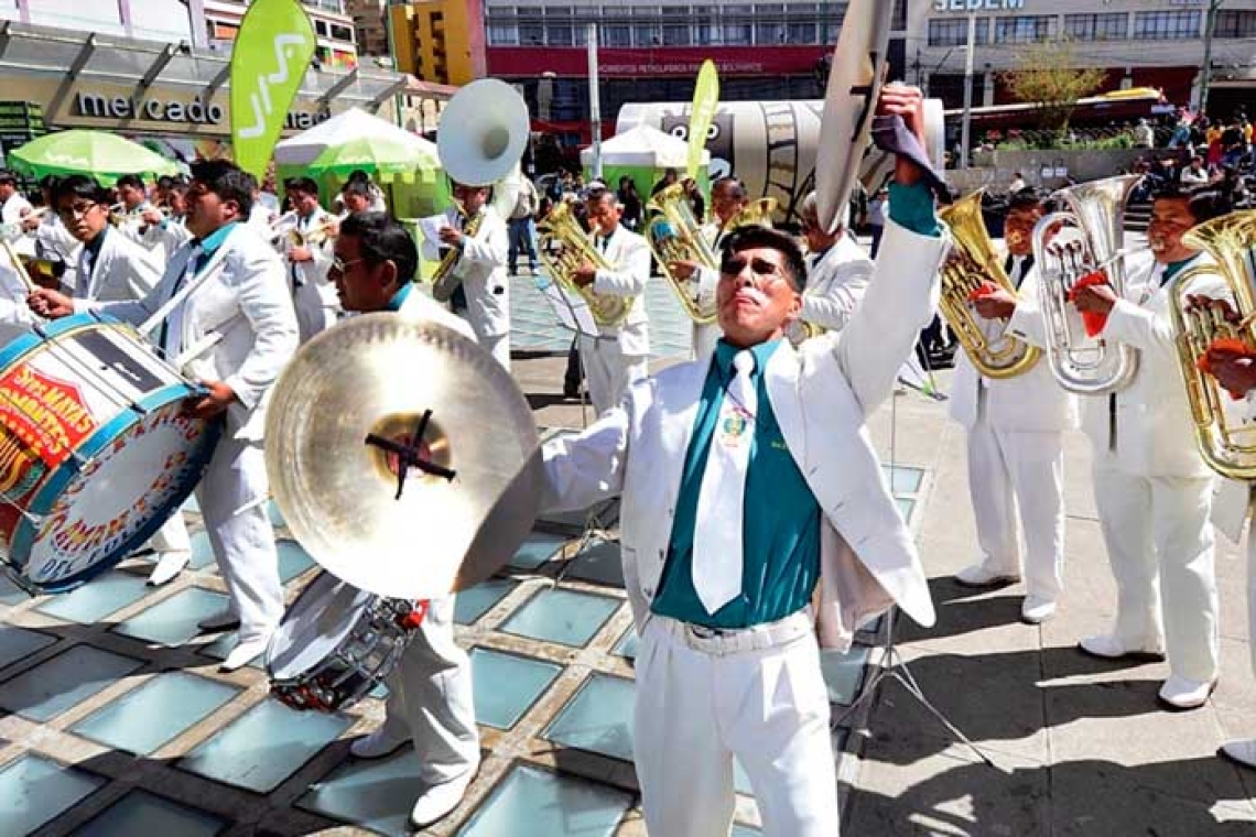 Federación de Bandas de La Paz instruye cobrar dinero a músicos del interior para tocar en Gran Poder 