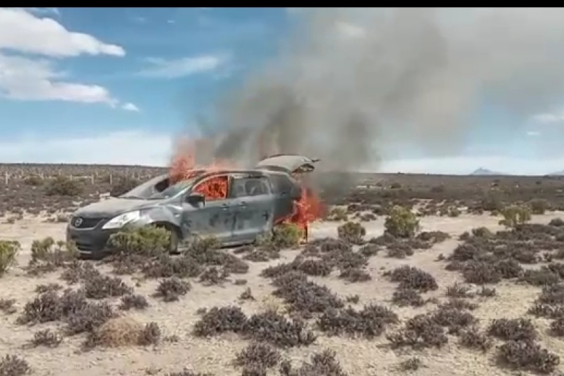 En la lucha contra el contrabando incineran vehículo “chuto” en el salar de Coipasa