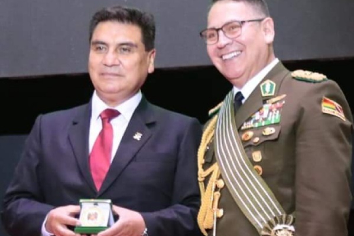 ﻿  Policía nacional entrega “Galardón a la excelencia” al gobernador de Oruro