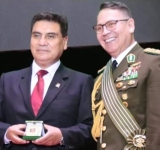 ﻿  Policía nacional entrega “Galardón a la excelencia” al gobernador de Oruro