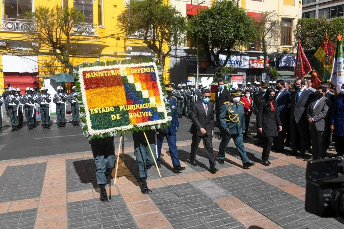 Ministerio de Defensa presenta ofrenda al Natalicio de Simón Bolívar