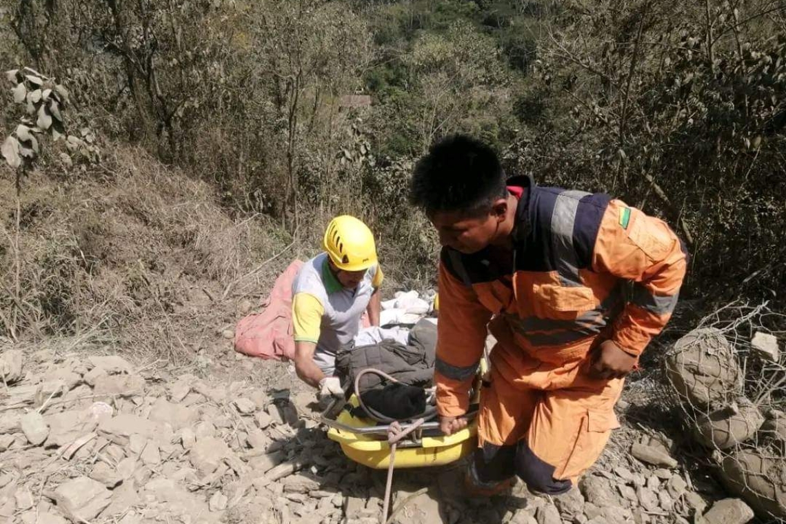 Dos muertos y un herido en siniestro de camión en ruta Caranavi-La Paz