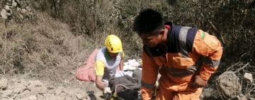 Dos muertos y un herido en siniestro de camión en ruta Caranavi-La Paz