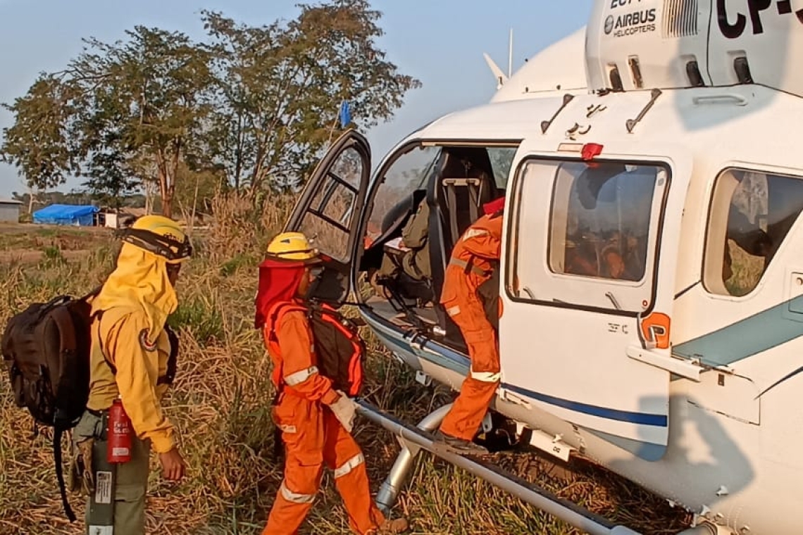 Gobierno desplaza a bomberos de las FFAA para sofocar los incendios en Santa Cruz y Beni