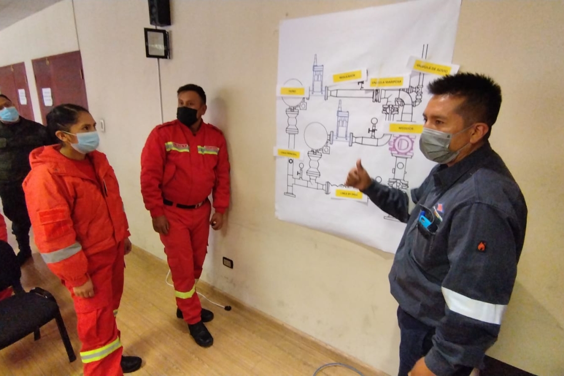 YPFB capacita a bomberos para atender situaciones de emergencia en redes de gas