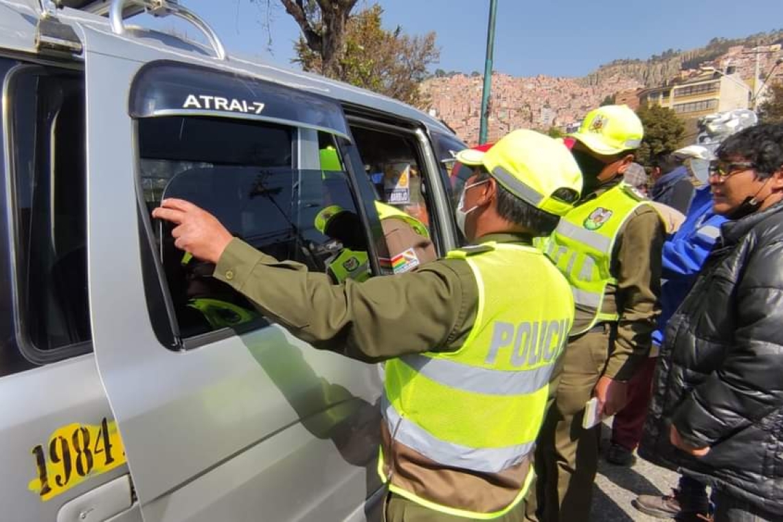 Inspeccionan vehículos de transporte público con vidrios oscurecidos