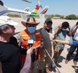 Defensa Civil llega con un helicóptero a Yacuiba para sofocar el incendio de la serranía