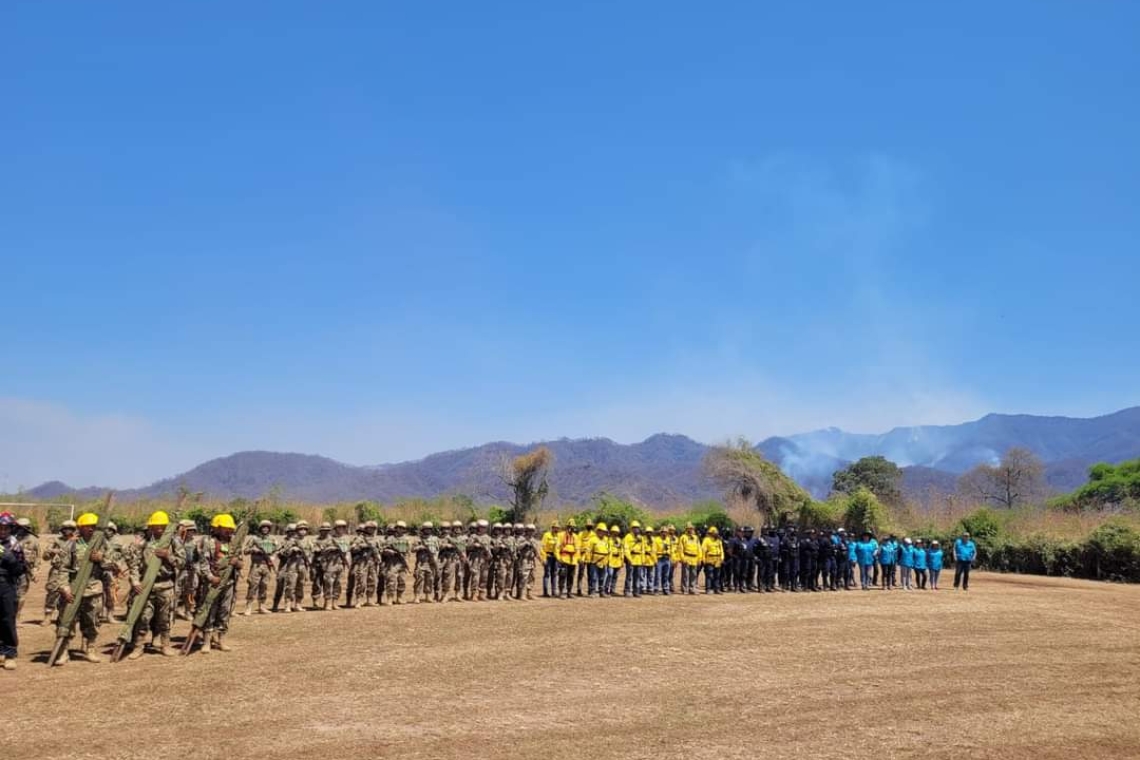 Bomberos de las FFAA reciben 46, 24 toneladas de material y víveres en Yacuiba