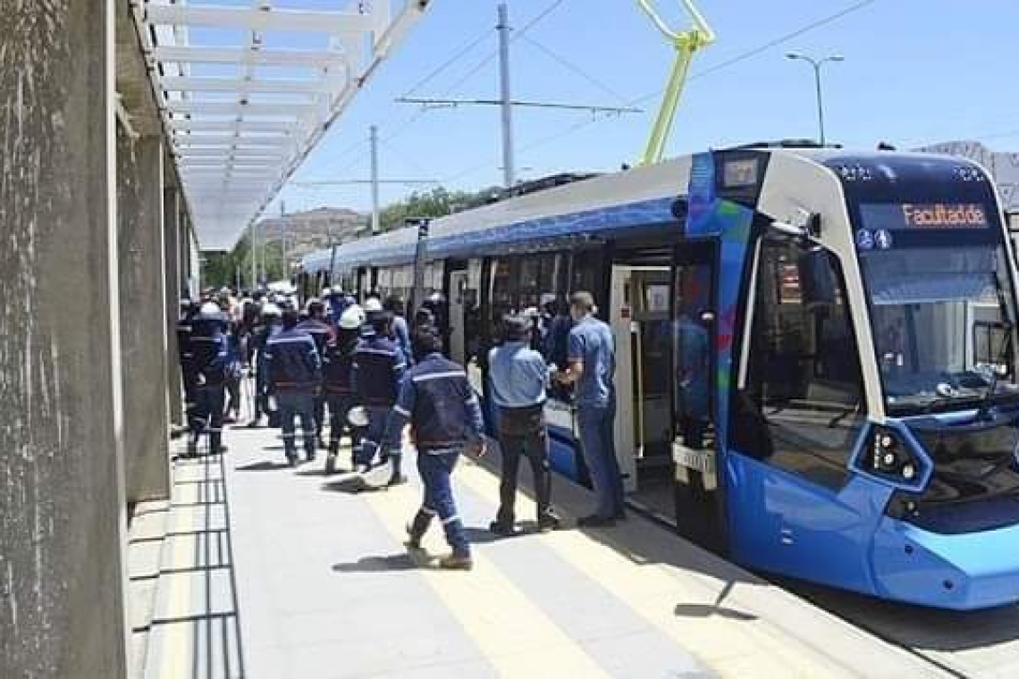 Roban cable del Tren Metropolitano e interrumpen operaciones, la Policía busca a implicados