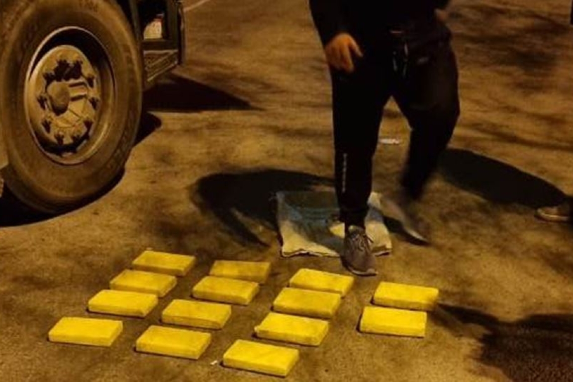 Policía argentina intercepta camión boliviano con 14 kilos de cocaína