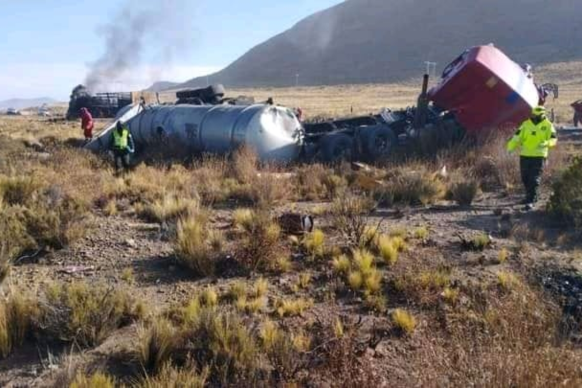 Dos muertos y un herido en choque frontal de camión gasero y un tráiler-cisterna 