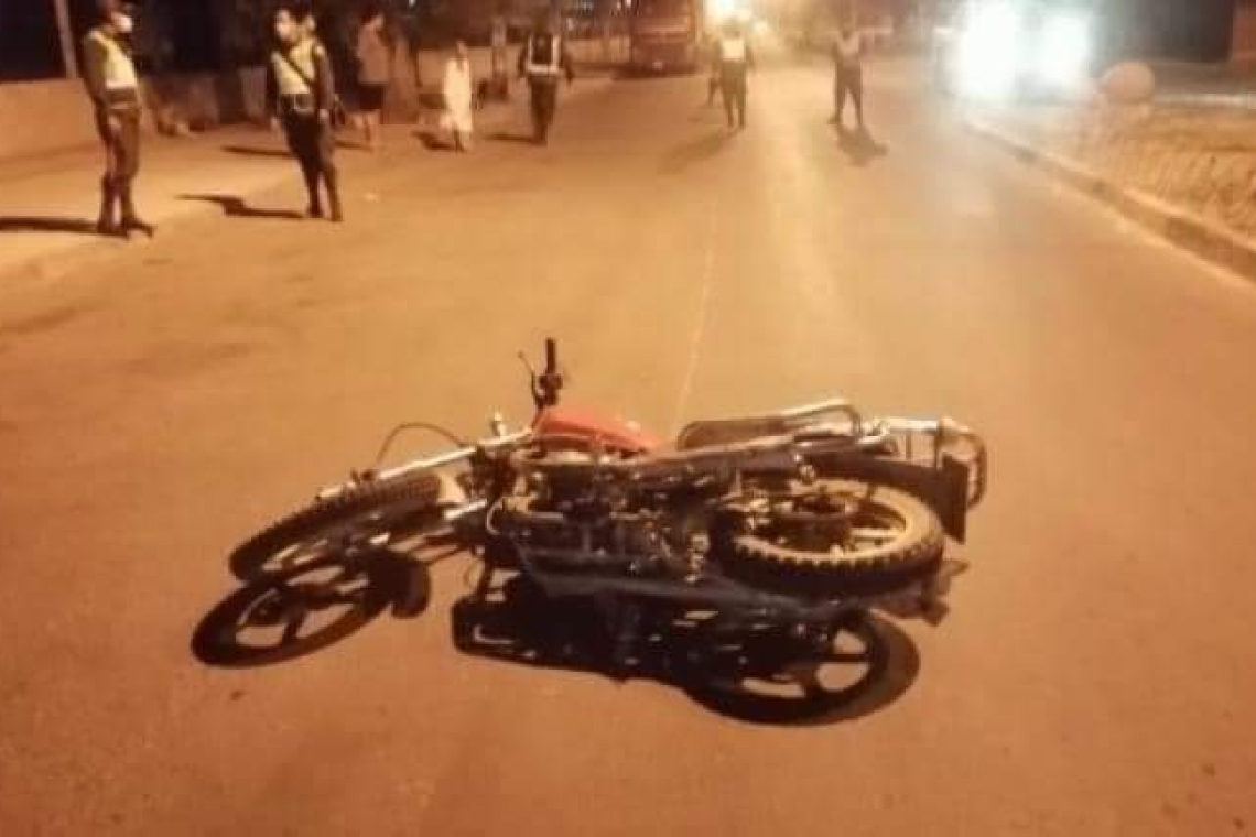 Motociclista muere degollado cuando circulaba por un punto de bloqueo en Santa Cruz