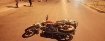 Motociclista muere degollado cuando circulaba por un punto de bloqueo en Santa Cruz