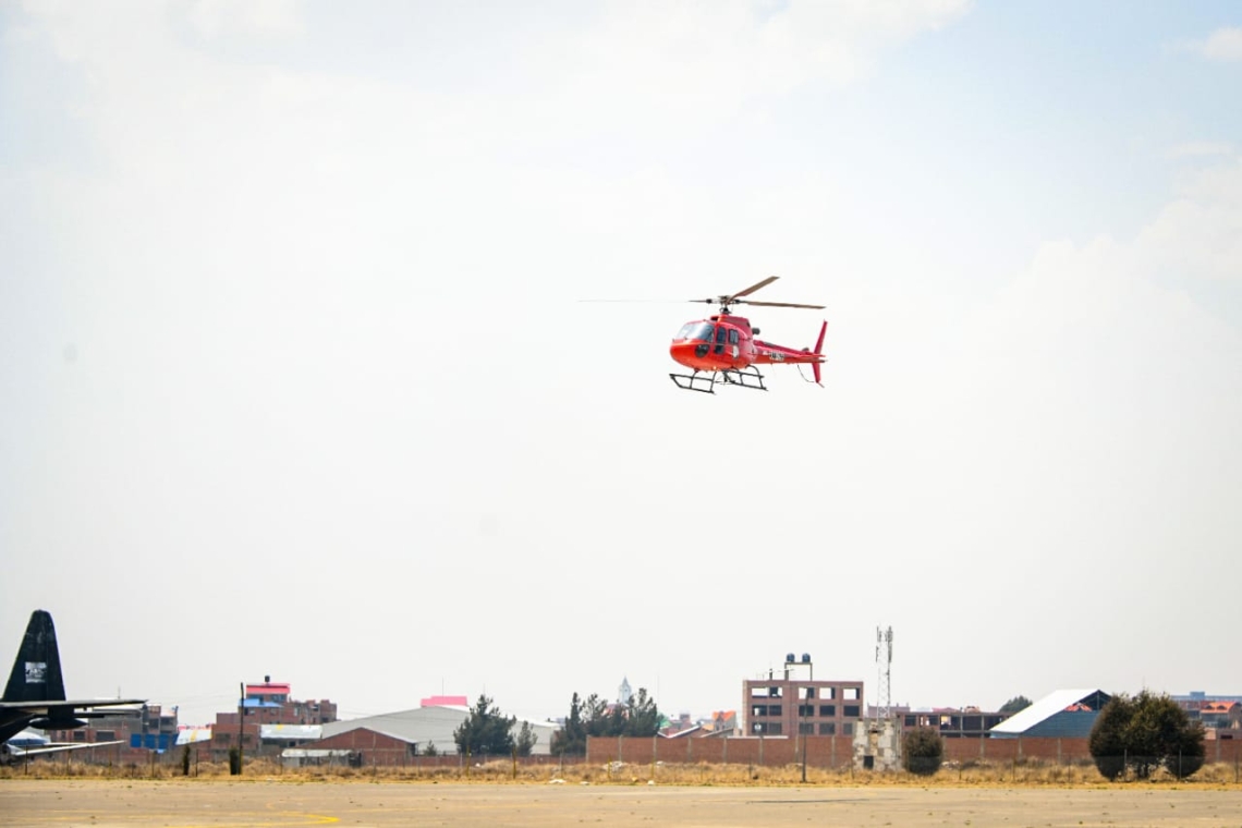 Gobierno desplaza helicóptero con bambi bucket para sofocar incendio en La Asunta 