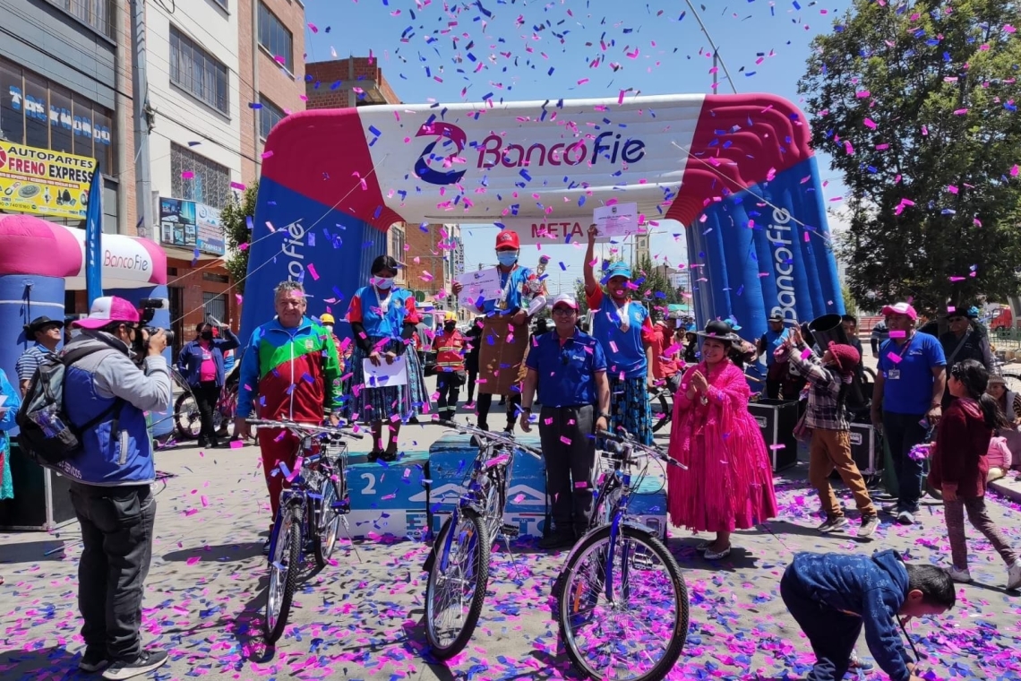 Banco FIE promovió la “Carrera de Cholitas en bicicletas 2022” en la ciudad de El Alto