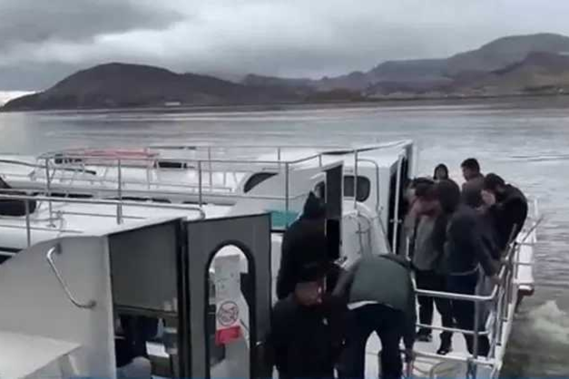 Turistas bolivianos regresan en barcos al país por crisis política en Perú