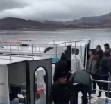 Turistas bolivianos regresan en barcos al país por crisis política en Perú