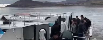 Turistas bolivianos regresan en barcos al país por crisis política en Perú