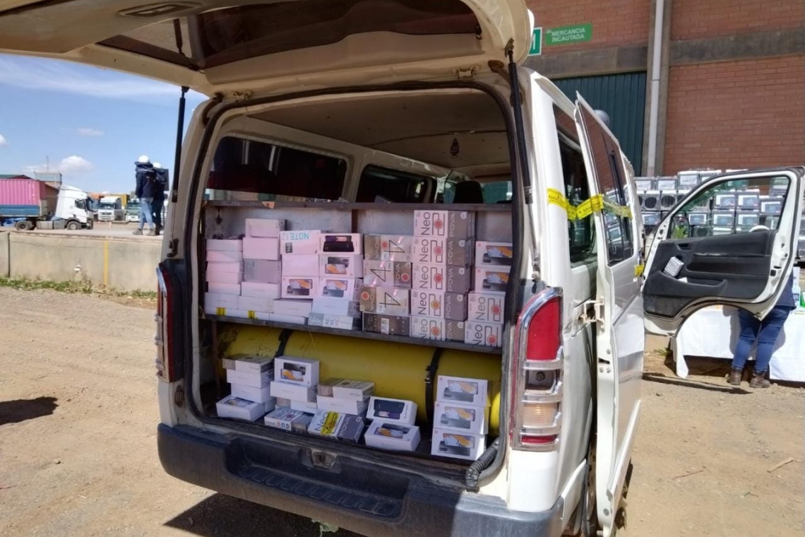 Aduana comisa 328 celulares y 400 baterías para vehículo en la carretera a Oruro