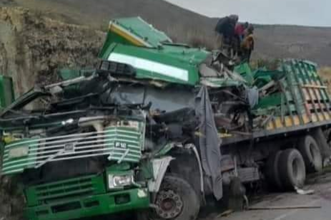 Colisión de flota y camión causa cinco heridos en la carretera Cochabamba-Oruro