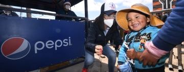 CBN a través de su marca Pepsi entrega juguetes a niñas y niños de la ciudad de El Alto