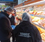 Sancionan a dos supermercados de La Paz por venta de pollo con sobreprecio