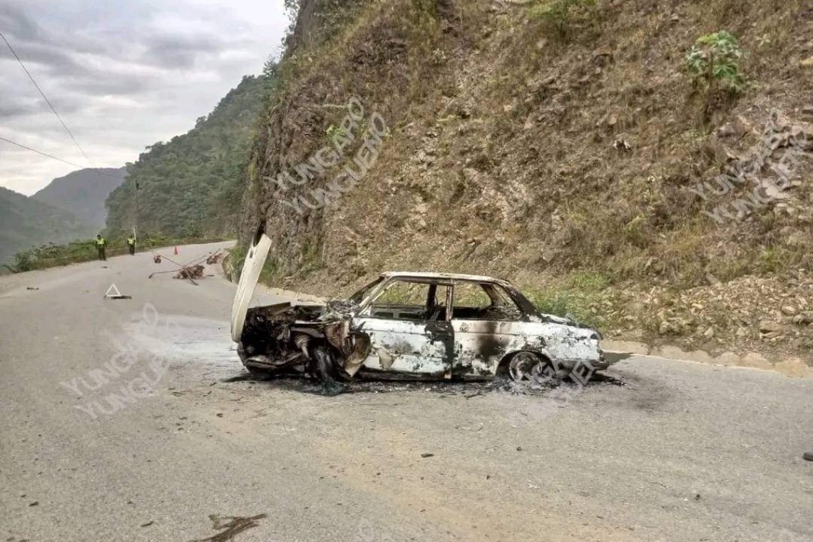 Vehículo “chuto” se incendia en carretera Caranavi-La Paz