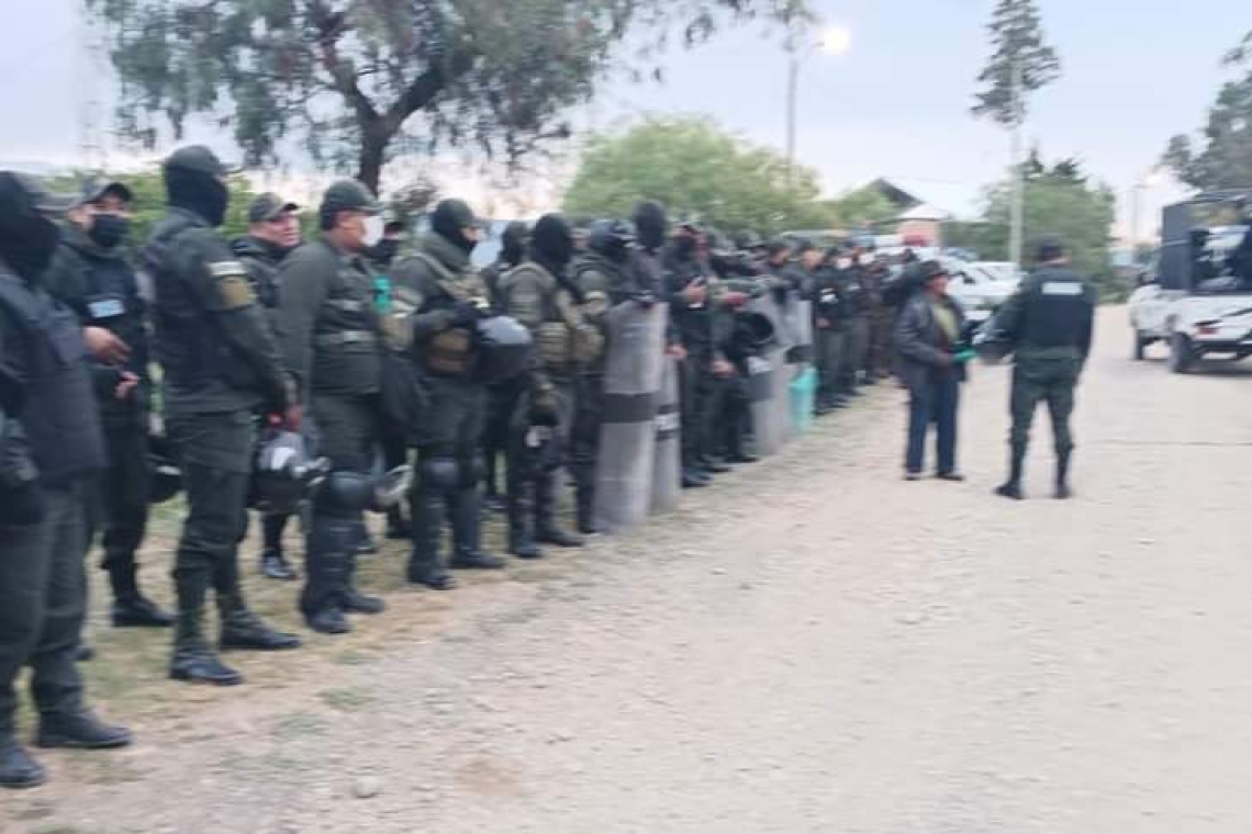 Policía desaloja a los avasalladores en el poblado de Combuyo-Cochabamba