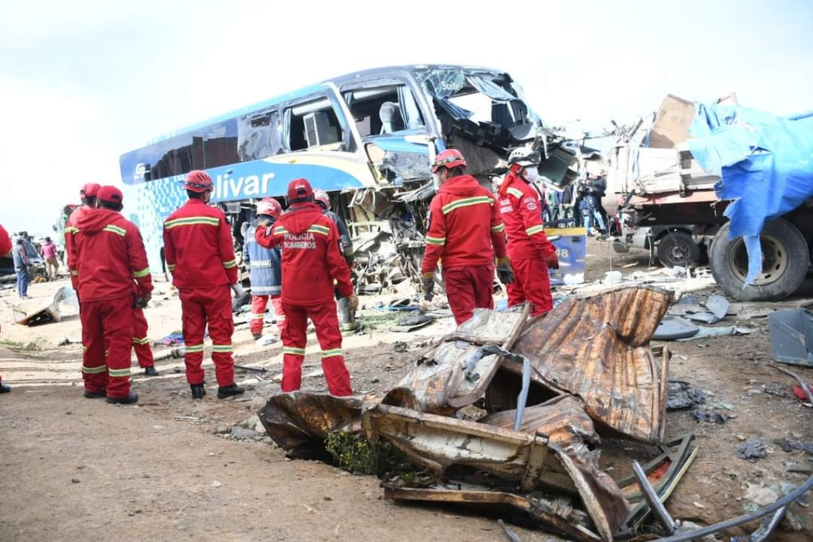 Siete fallecidos y 18 heridos en triple colisión en la carretera La Paz-Oruro