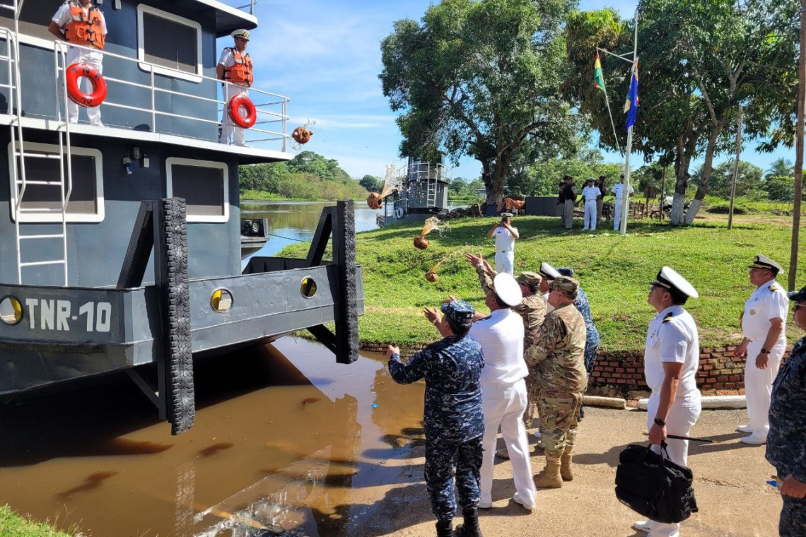 Armada realiza ceremonia de botadura de remolcadores en la amazonia