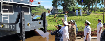 Armada realiza ceremonia de botadura de remolcadores en la amazonia