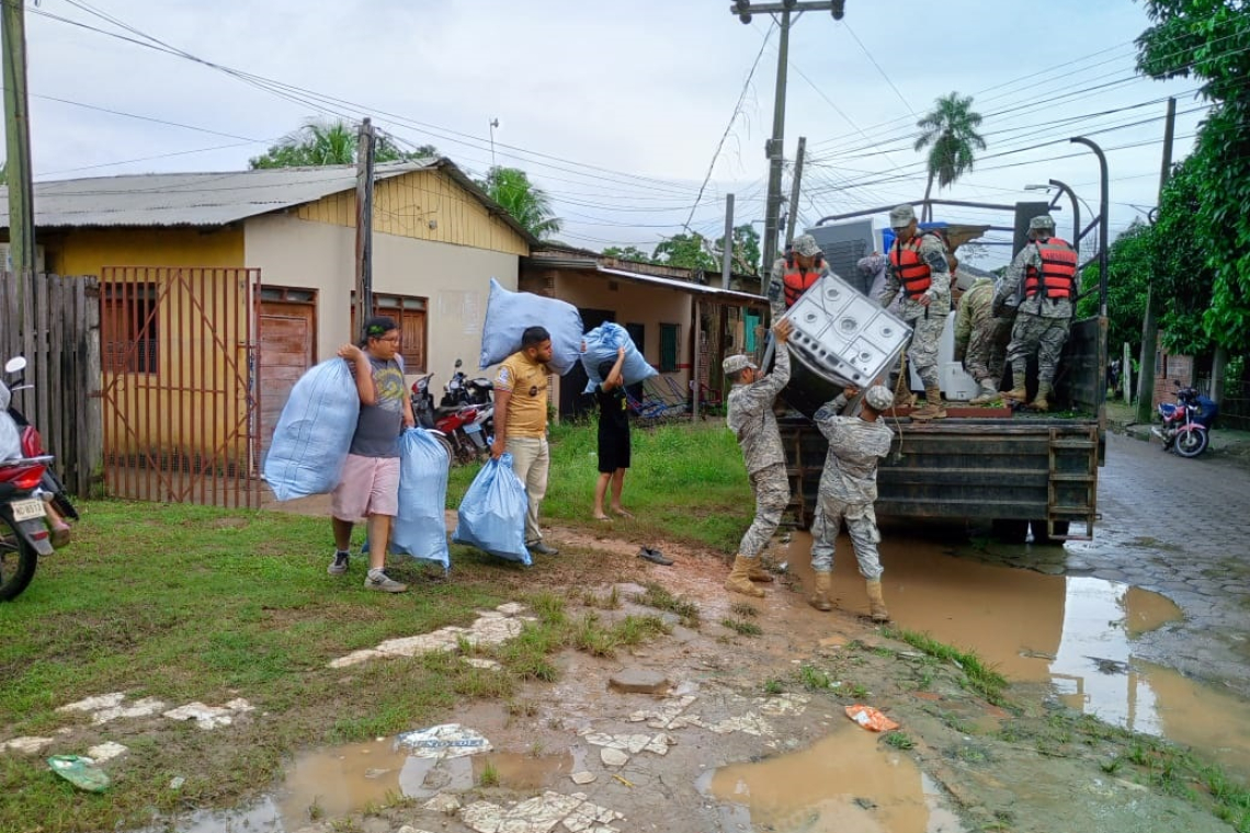 Marinos evacuan a 180 familias damnificadas por desborde del río Acre en Cobija