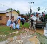 Marinos evacuan a 180 familias damnificadas por desborde del río Acre en Cobija