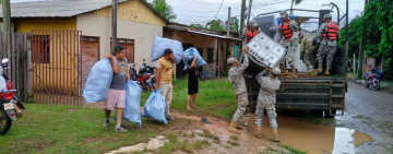 Marinos evacuan a 180 familias damnificadas por desborde del río Acre en Cobija