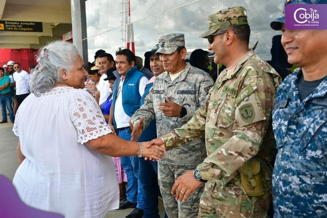 Voluntarios militares reciben reconocimiento de la alcaldesa de Cobija