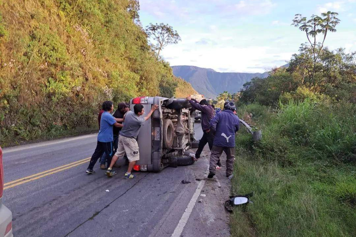 Pasajeros salen ilesos de accidente de tránsito hacia Los Yungas