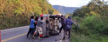 Pasajeros salen ilesos de accidente de tránsito hacia Los Yungas