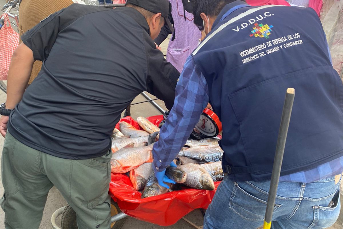 En operativo conjunto, comisan pescados y quesos por falta de aseo en Sucre