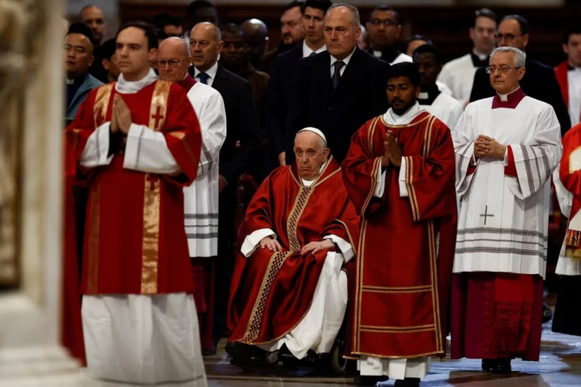 El papa Francisco encabezó la celebración de la Pasión del Señor en la Basílica de San Pedro pero no presenció el Vía Crucis