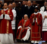 El papa Francisco encabezó la celebración de la Pasión del Señor en la Basílica de San Pedro pero no presenció el Vía Crucis