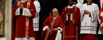 El papa Francisco encabezó la celebración de la Pasión del Señor en la Basílica de San Pedro pero no presenció el Vía Crucis