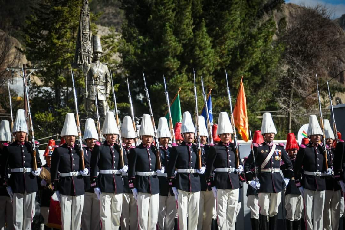 Presidente exhorta a cadetes seguir ejemplo de servicio a la patria y su pueblo 