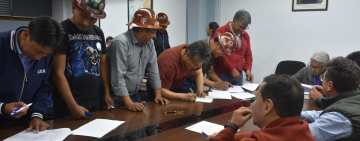 Gobierno y la COB firman acuerdo en mesa de minería