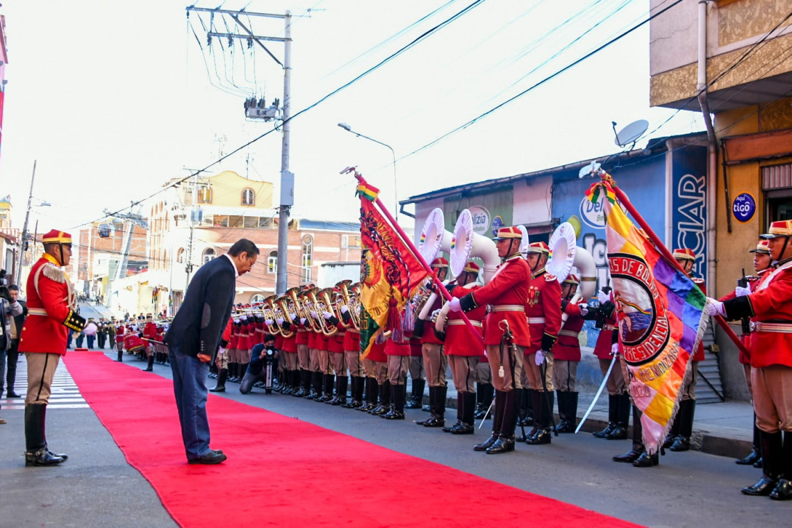 Regimiento Colorados de Bolivia en sus 214 años garantizan el orden constitucional