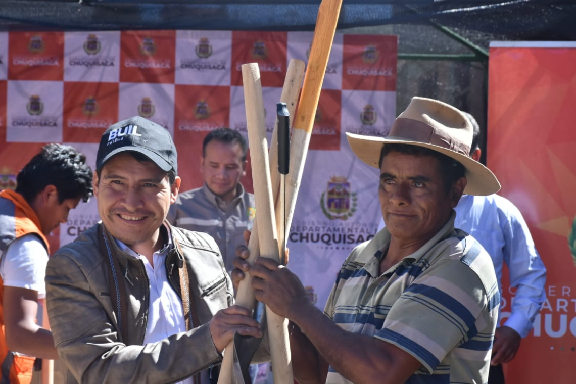 Gobernador Condori entrega herramientas a 500 familias de Sopachuy damnificadas por eventos climáticos