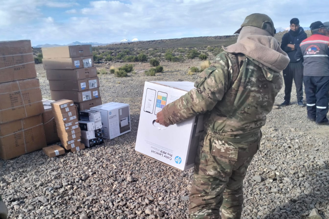 Militares comisan "línea negra" en carretera Charaña-La Paz