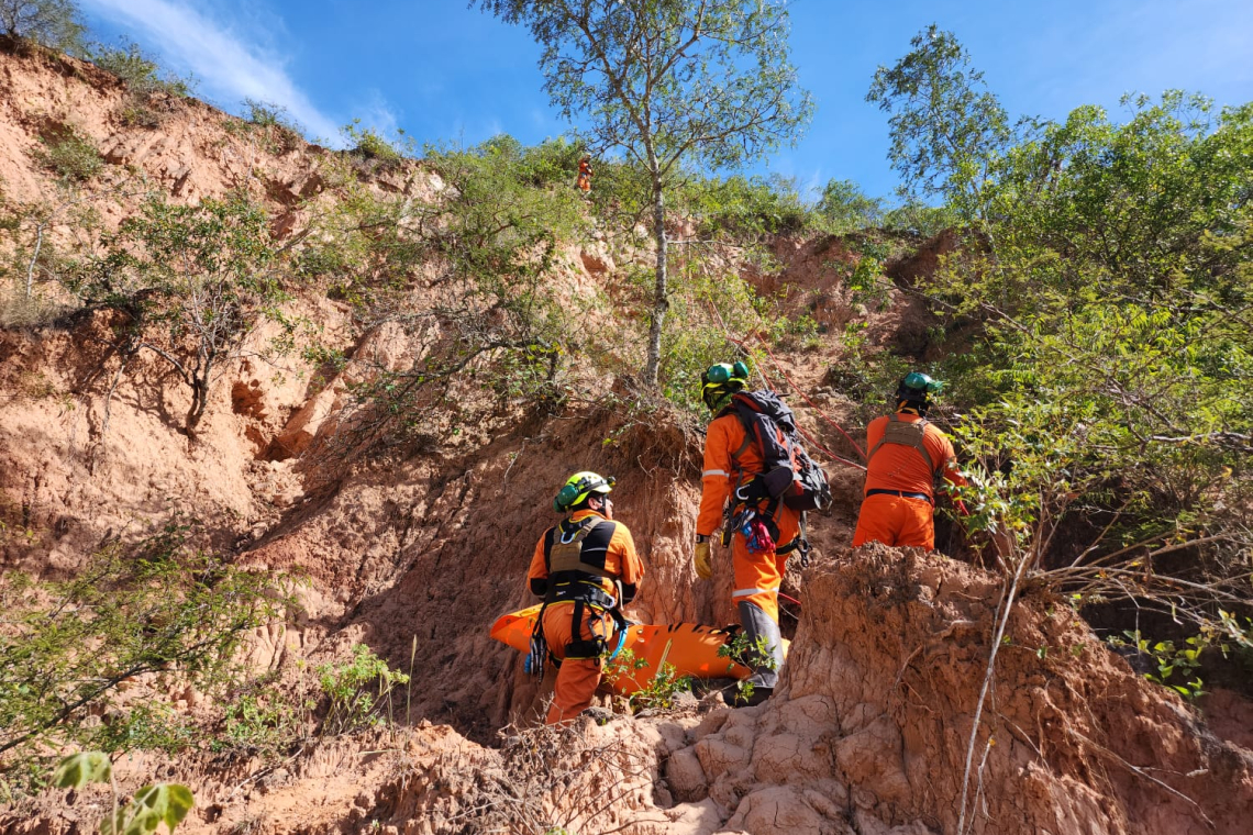 Montañistas cooperan en traslado de herramientas en la sísmica 2D del área Vitiacua